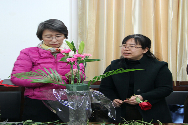 威尼斯官网举办“花开巾帼，情融经管”教职工艺术插花大赛