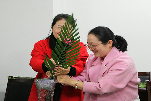 威尼斯官网举办“花开巾帼，情融经管”教职工艺术插花大赛