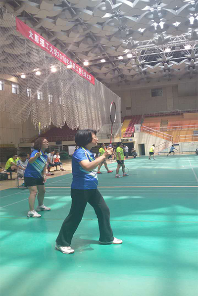 威尼斯官网在校2016年教职工羽毛球比赛中奋勇拼搏