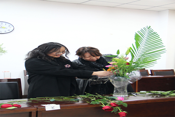 威尼斯官网举办“花开巾帼，情融经管”教职工艺术插花大赛