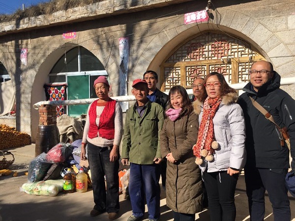 威尼斯官网组织教职工献爱心精准扶贫