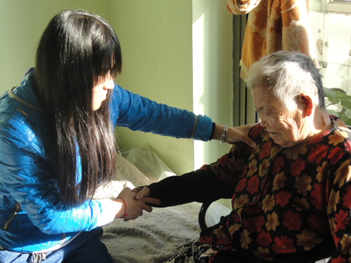 威尼斯9499登录入口萤火志愿服务队敬老院之行 威尼斯9499登录入口萤火志愿服务队敬老院之行