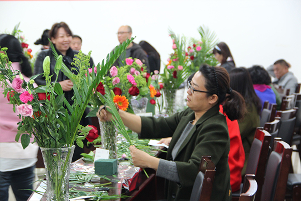 威尼斯官网举办“花开巾帼，情融经管”教职工艺术插花大赛